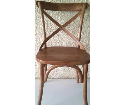 כיסא מעץ מלא בצבע טבעי - ליד הצריף