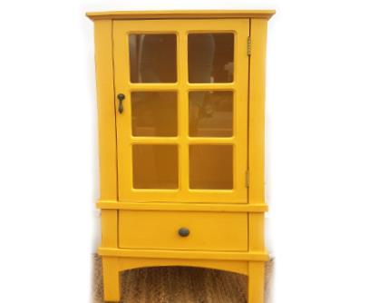 ארונית צהובה עם דלת זכוכית - ליד הצריף