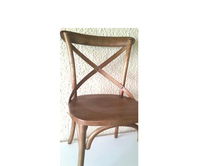 כיסא מעץ מלא בצבע ענתיק - ליד הצריף