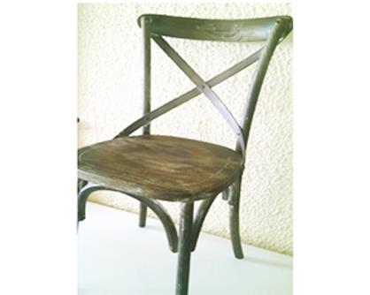 כיסא מעץ מלא בצבע אפור - ליד הצריף