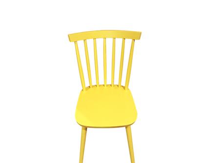 כיסא כפרי צהוב - ליד הצריף