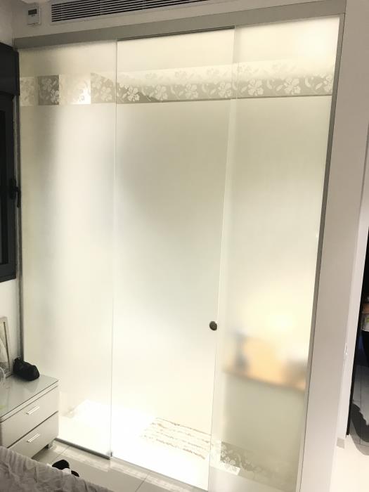 דלת מקלחון מעוטרת - קליר תעשיות זכוכית