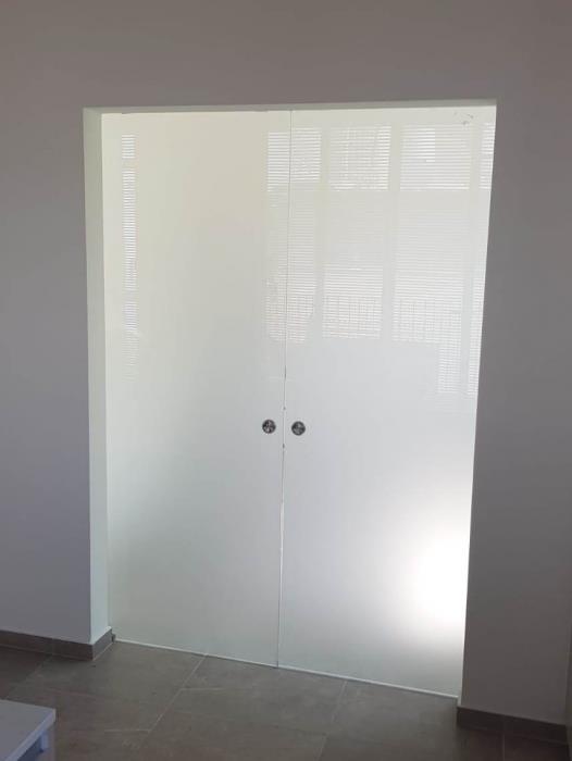דלתות זכוכית חלבית - קליר תעשיות זכוכית