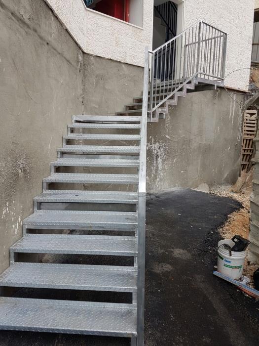 מדרגות מתכת איכותיות - מסגרית הדודים בע"מ