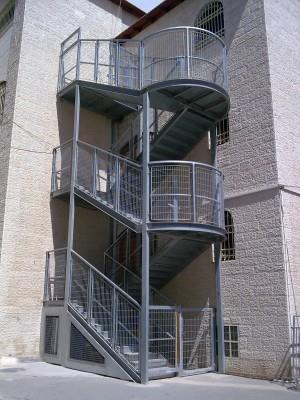 מדרגות מתכת לבניין - מסגרית הדודים בע"מ