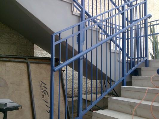 מעקה מדרגות כחול - מסגרית הדודים בע"מ