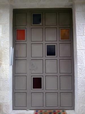 דלת כניסה בעיצוב צבעוני - מסגרית הדודים בע"מ