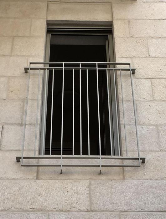 מעקה ביטחון לחלון - מסגרית הדודים בע"מ