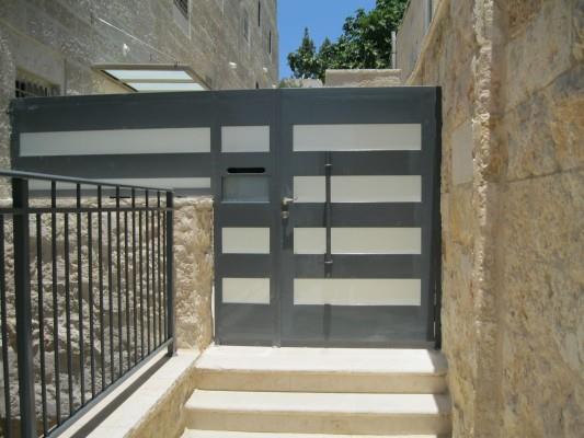 דלת כניסה בעיצוב אלגנטי - מסגרית הדודים בע"מ