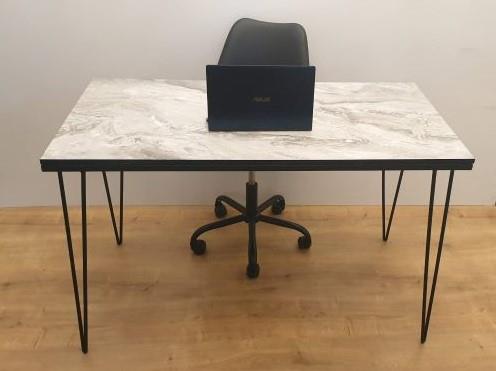 שולחן כתיבה/משרדי דגם TIKA - דמוי שיש אפרפר - + HOME