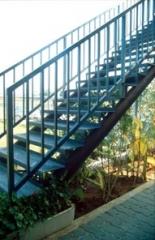 מדרגות עץ בשילוב מעקות בטיחות - קו נבון 