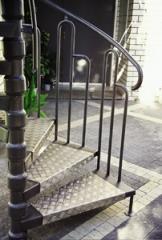 מדרגות לוליניות בשילוב פח תבליטים - קו נבון 