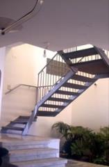מדרגות מתכת כסופות - קו נבון 