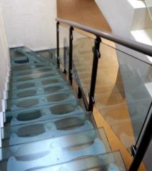 מדרגות ומעקות זכוכית - קו נבון 