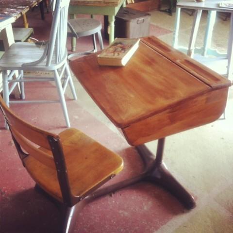 כיסא ושולחן עתיק - BACK YARD