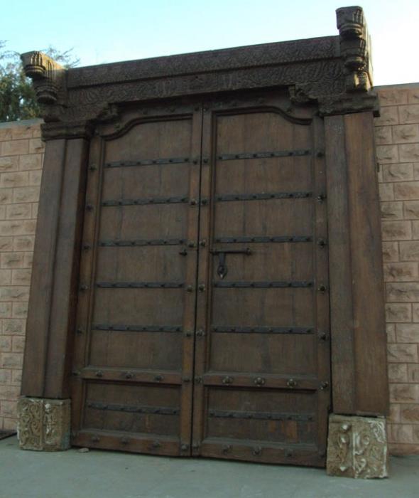 דלת לחזית הבית - גלריה הימלאיה - ריהוט עתיק