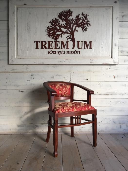 כסא עץ אדום - Treemium - חלומות בעץ מלא