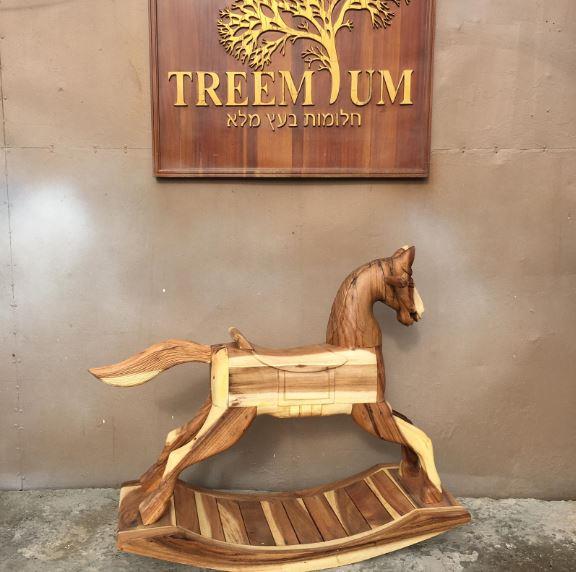 סוס נדנדה - Treemium - חלומות בעץ מלא