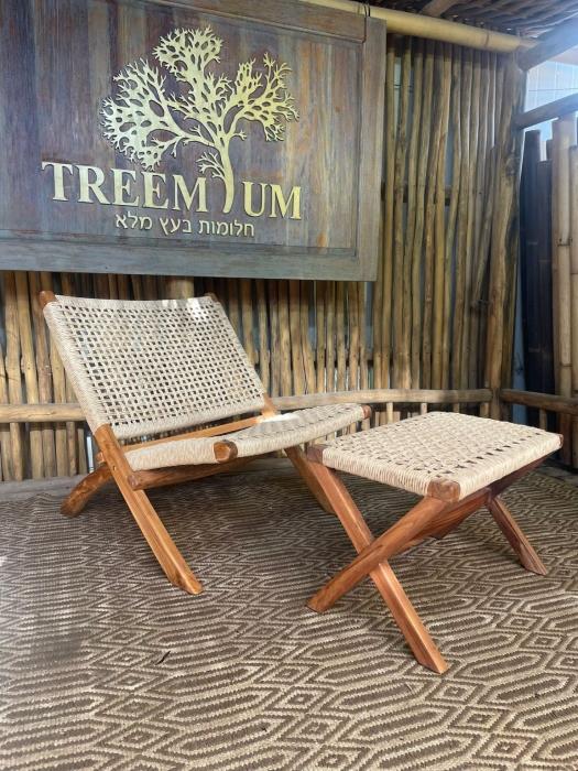 כורסא עם הדום מעץ טיק בשילוב ראטן - Treemium - חלומות בעץ מלא