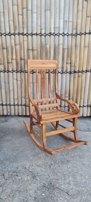 כיסא נדנדה מעץ טיק בגוון טבעי - Treemium - חלומות בעץ מלא