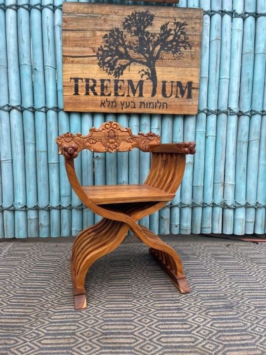 כיסא עץ מלא טיק גילוף עבודת יד - Treemium - חלומות בעץ מלא