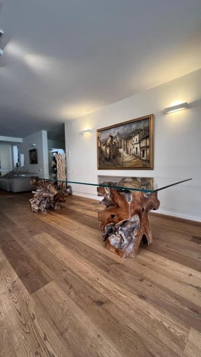 שולחן אוכל רגל שורש טיק משטח עליון זכוכית - Treemium - חלומות בעץ מלא