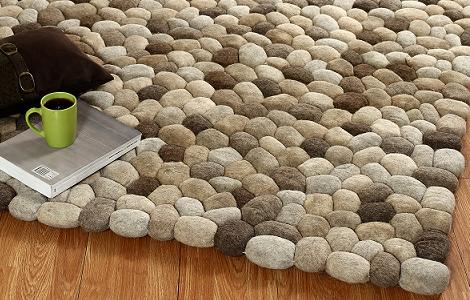 שטיח במראה חלוקי נחל של חברת SHARDE, זכה בתחרות עיצוב בגרמניה במקום הראשון, להשיג בחנות הבוטיק FLOOR, (צילום: יחצ)