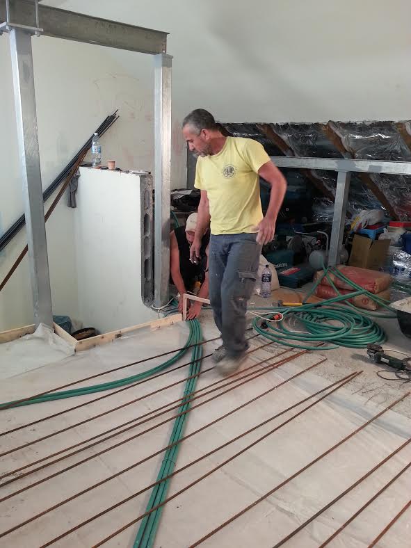 מכינים את תשתית הרצפה לריצוף. מכינים את תשתית הרצפה לריצוף.