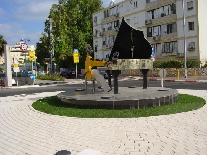 כיכר הפסנתר בקריית מוצקין כיכר הפסנתר בקריית מוצקין