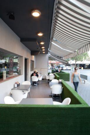 חצר של מסעדה תל אביבית בסגנון מודרני וצעיר של Niego Design