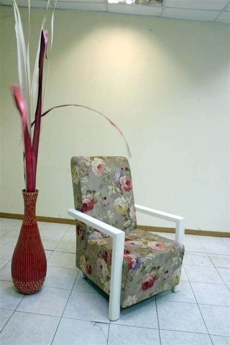 כורסא עם שילוב עץ בצבע אפוקסי