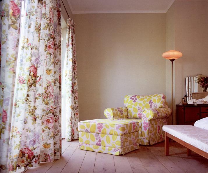 חדר שינה בתכנון יונתן מונג'ק אדריכלים, צילום: שי אדם, מתוך ספרה של אורלי רובינזון - ''יונתן מונג'ק''