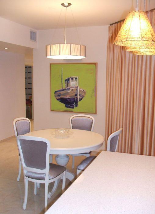 דירה בתל-אביב, 105 מ"ר, מבט מדלפק כניסה אל פינת האוכל והמסדרון.