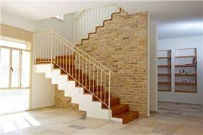 מדרגות עם חיפוי עץ, עיצוב ניצן הורוביץ
