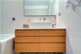 חדר אמבטיה בעיצובו של ניצן הורוביץ