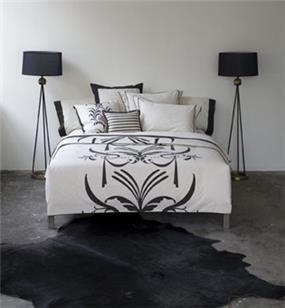 חדר שינה מינמליסטי בגווני שחור ולבן, עיצוב תמי שטרסברג