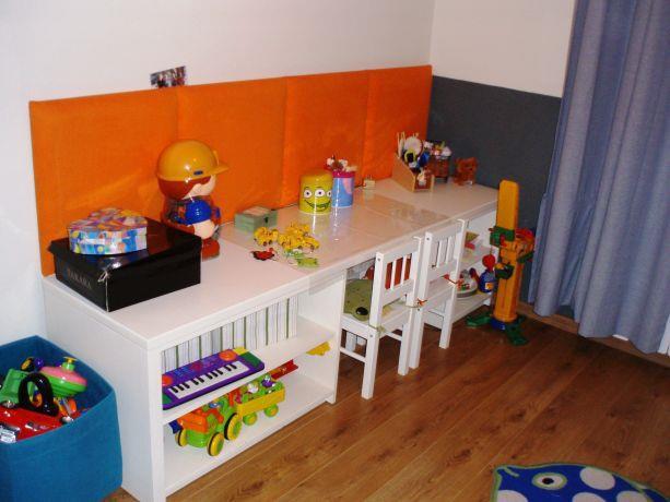 תכנון פריט רהוט לחדר ילדים המשלב שולחן לציור,אחסון וכספסל ישיבה