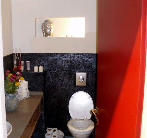 סטיילינג גאיה- חדר שירותים אדום שחור דרמטי