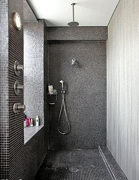 מקלחת מינמיליסטית  שחור על רקע אביזרים בניקל