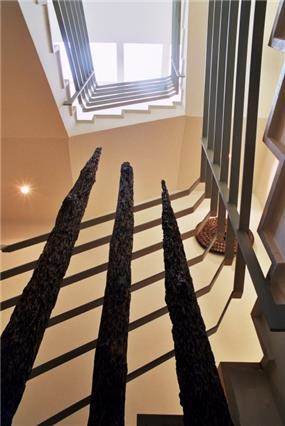 חלל מדרגות בתכנון נורית לשם (צילום: אורי סיון)