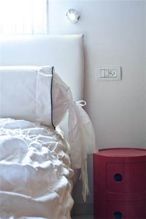 חדר שינה בשילוב שידת פלסטיק צבעונית, עיצוב דלית ונגרובסקי