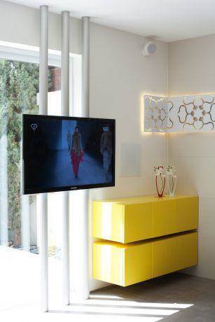 טלוויזיה על עמודים כפיתרון לקירות זכוכית, עיצוב דלית ונגרובסקי