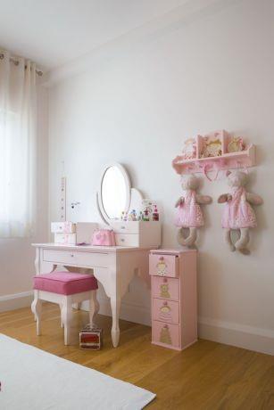 חדר ילדה מעוצב בורוד ולבן, שולחן איפור מוקפד.