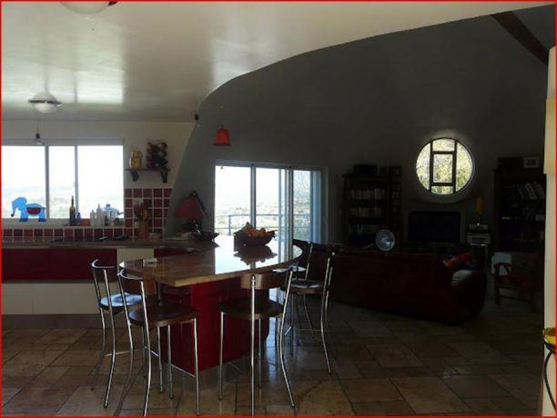 מבט מקיף אל המטבח, פינת האוכל והסלון בבית ברמת רזיאל. עיצוב: BS DESIGN