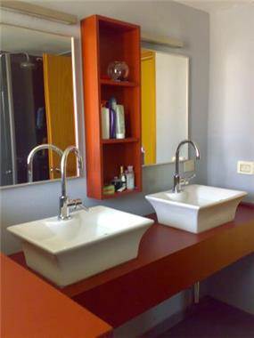 חדר אמבטיה מעוצב בסגנון מינימליסטי בצבעי אפור ובורדו