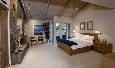 חדר שינה מרווח, סגנון כפרי, חלל גדול, קורות עץ בתקרה.