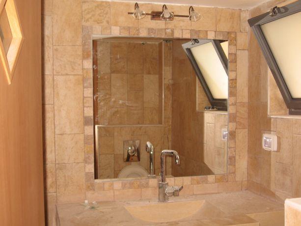 עיצוב חדר אמבטיה, חיפוי אבן, ברז ניקל,מראה עם מסגרת אבן,