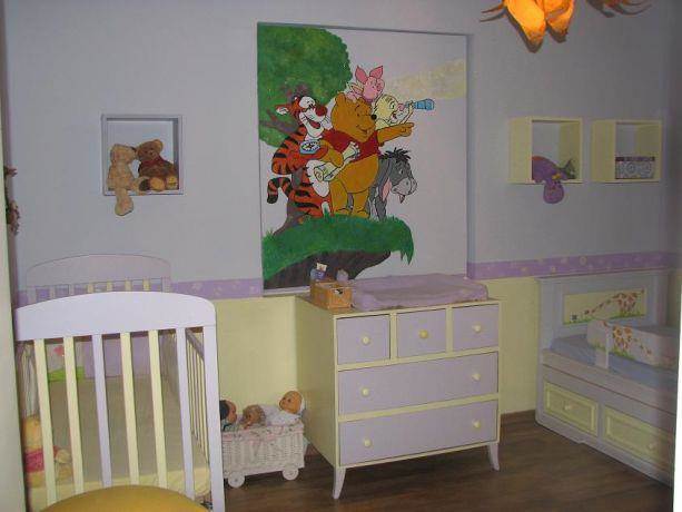 חדר ילדים, מעוצב בסגנון צעיר בגווני סגול, ציור קיר, רצפת פרקט.