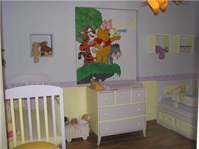 חדר ילדים, מעוצב בסגנון צעיר בגווני סגול, ציור קיר, רצפת פרקט.