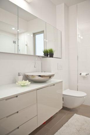 חדר אמבטיה מעוצב בסגנון נקי ומודרני, אורית כוכבי